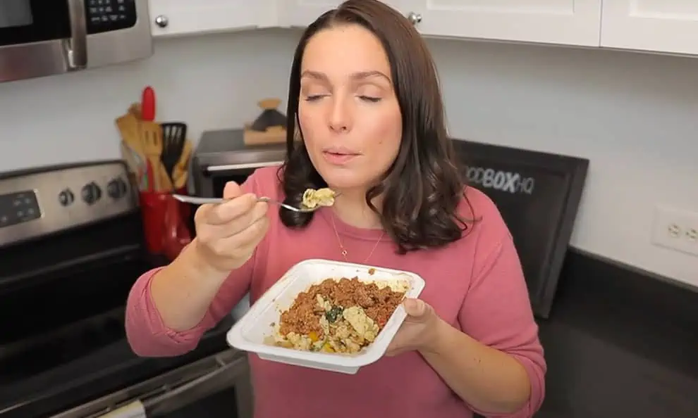 https://foodboxhq.com/wp-content/uploads/2019/01/emily-taste-testing-fresh-n-lean.jpg