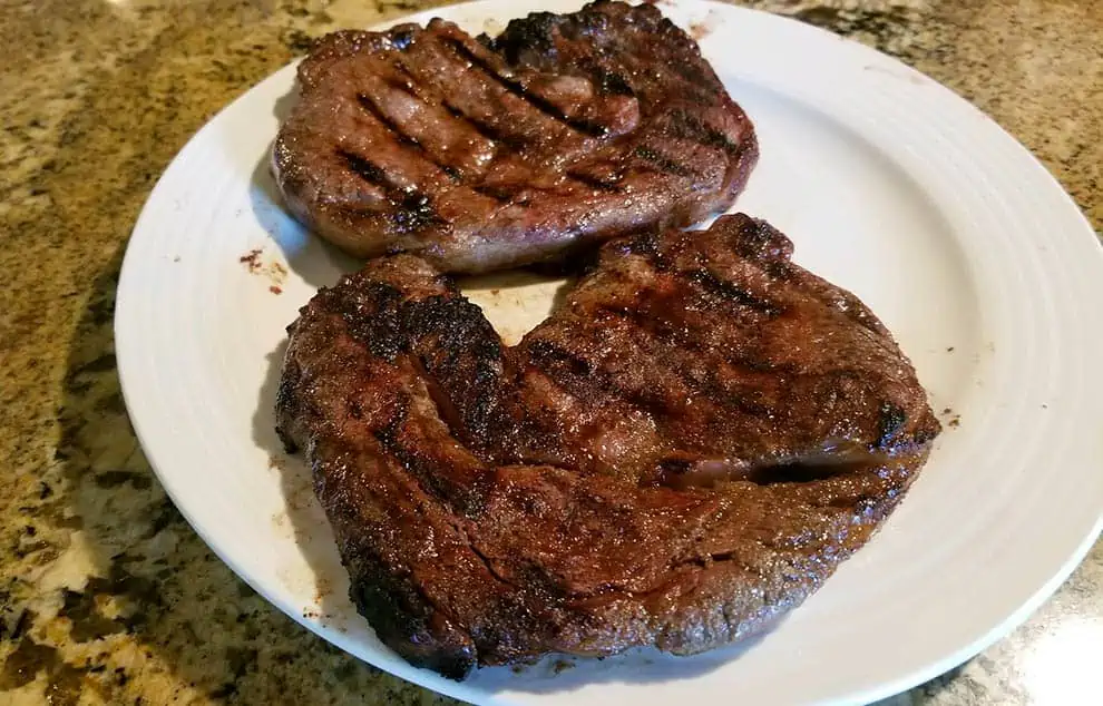 https://foodboxhq.com/wp-content/uploads/2022/11/cooked-beef-ribeye-good-chop.jpg